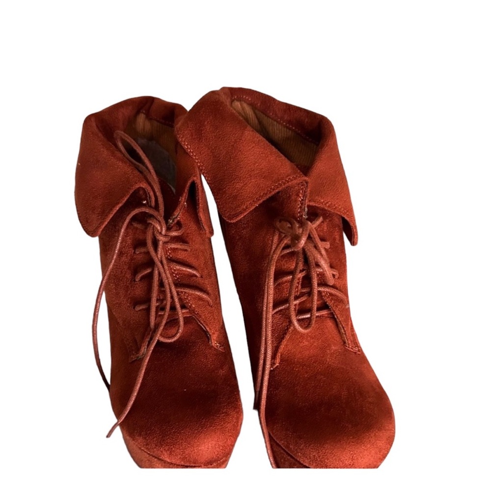 Breckelles size 9 Bootie the color is Rusty, they are brand new
